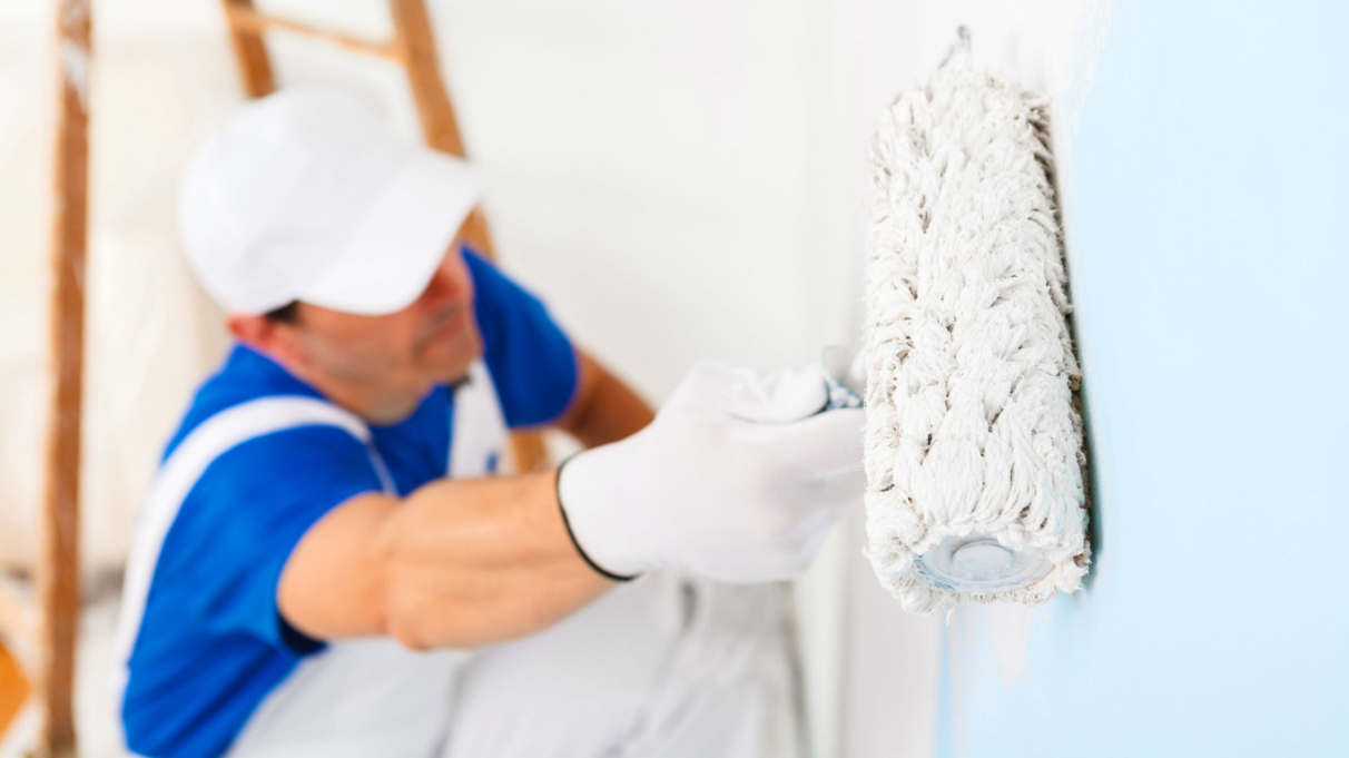 Jak malować ściany w mieszkaniu – poradnik DIY