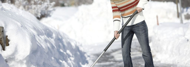 Czym odśnieżać? Łopaty, pługi, odśnieżarki.