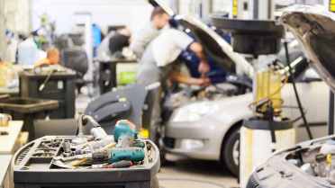 Co wybrać na wyposażenie warsztatu samochodowego: podnośnik hydrauliczny, klucze, leżankę, kompresor?